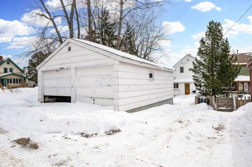 1027 E 9th Street, Duluth, MN 55805