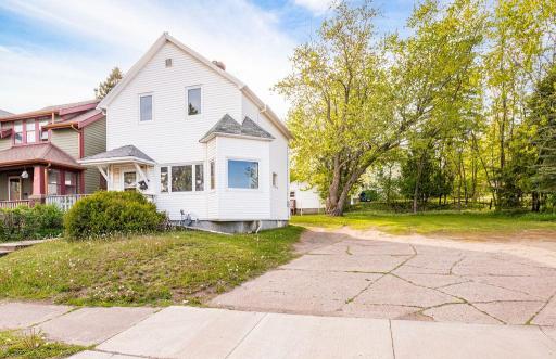 1027 E 9th Street, Duluth, MN 55805