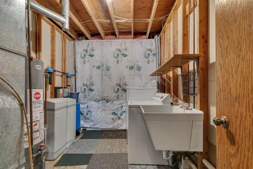 Utility room + Laundry in LL. Water filtration system. Furnace 2021
