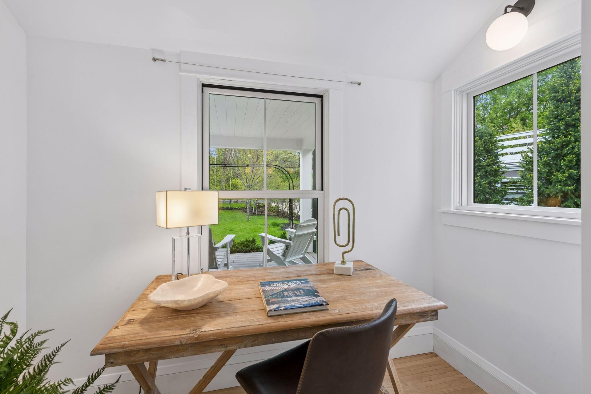 Main floor office nook
