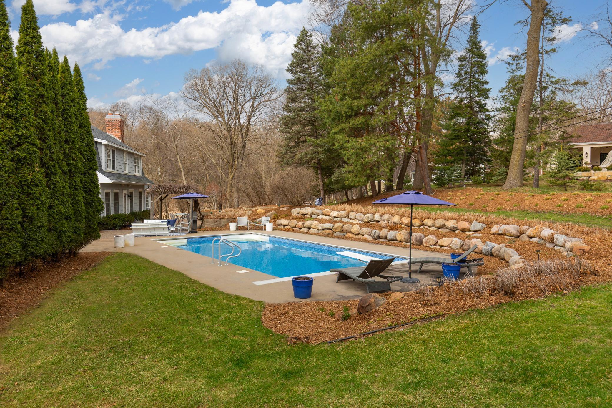 The privacy of mature trees, gardens - 2 acres in Deephaven