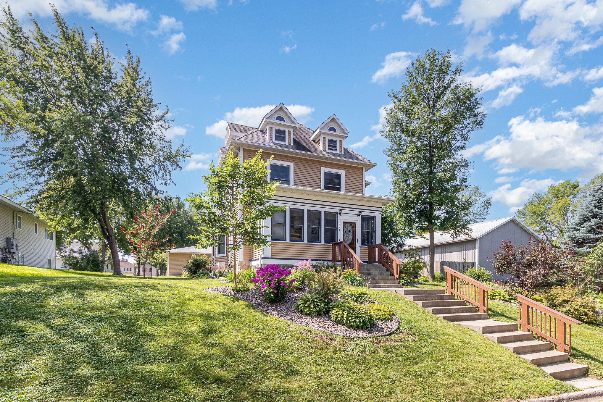 Welcome to 204 Fir Ave NW!