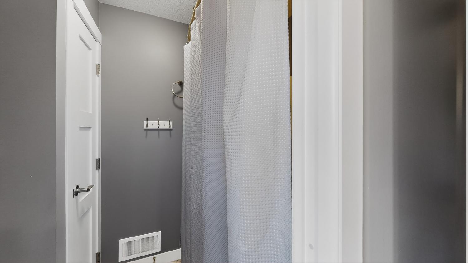 39 Upper level full bath.jpg