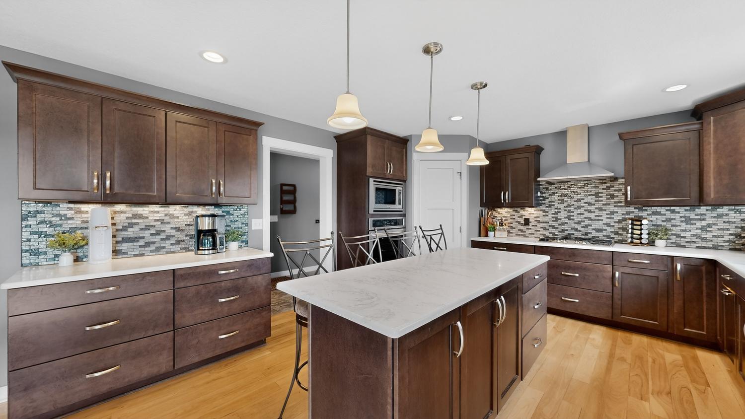 19a Kitchen w:under cabinet lighting.jpg