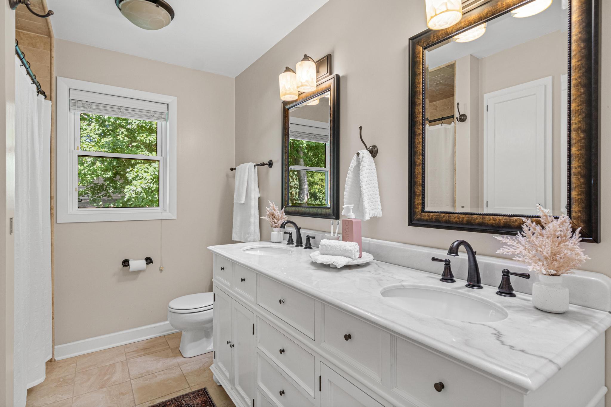 FULL BATHROOM UPPER LEVEL