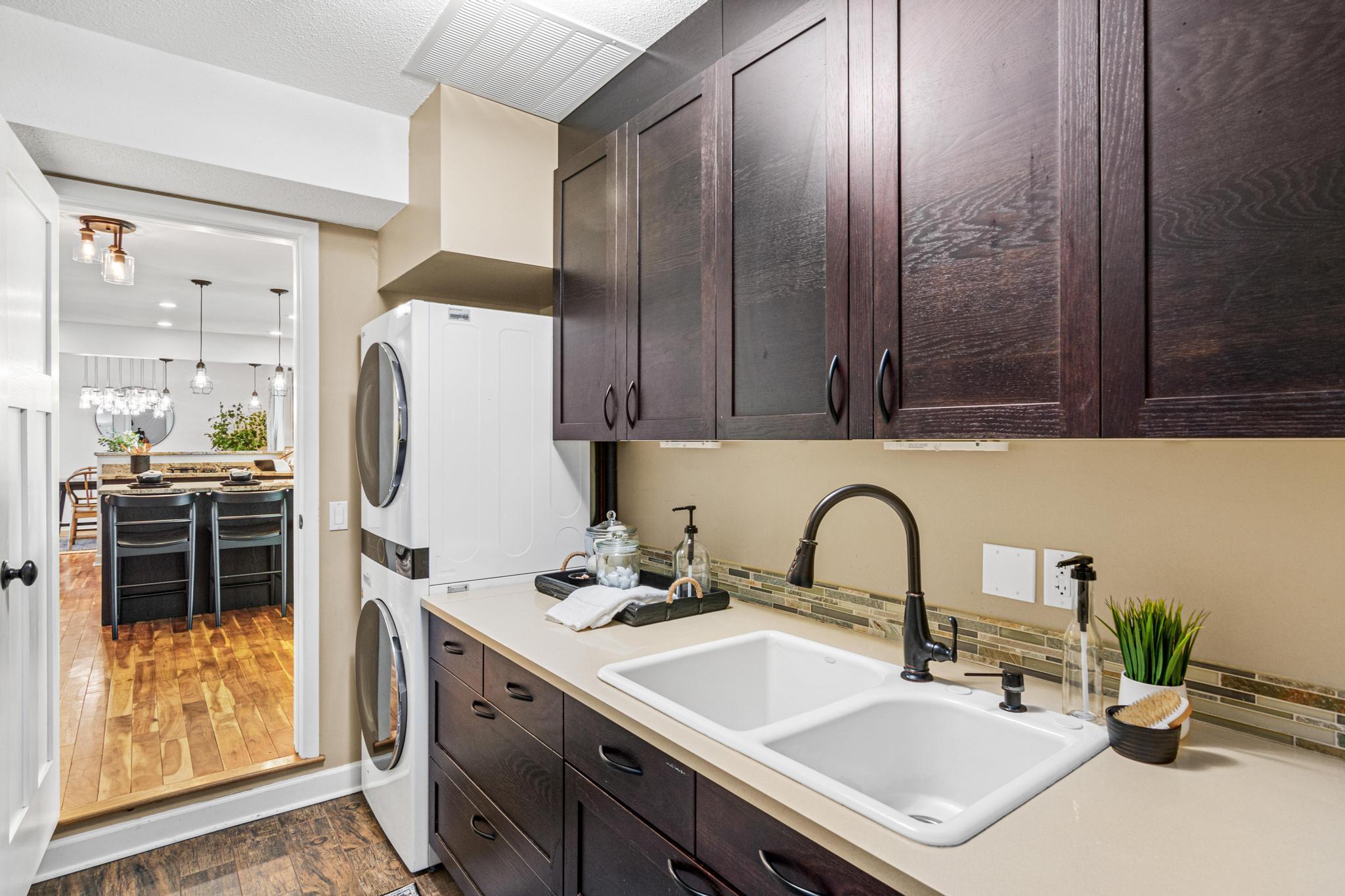 MAIN FLOOR LAUNDRY/MUDROOM