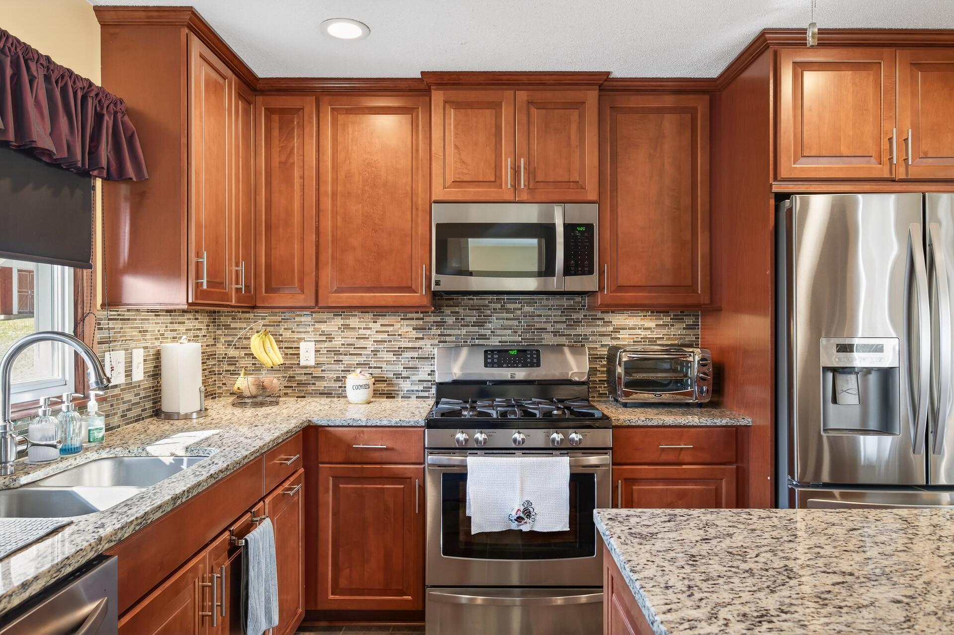 Gas range/stainless steel appliances.