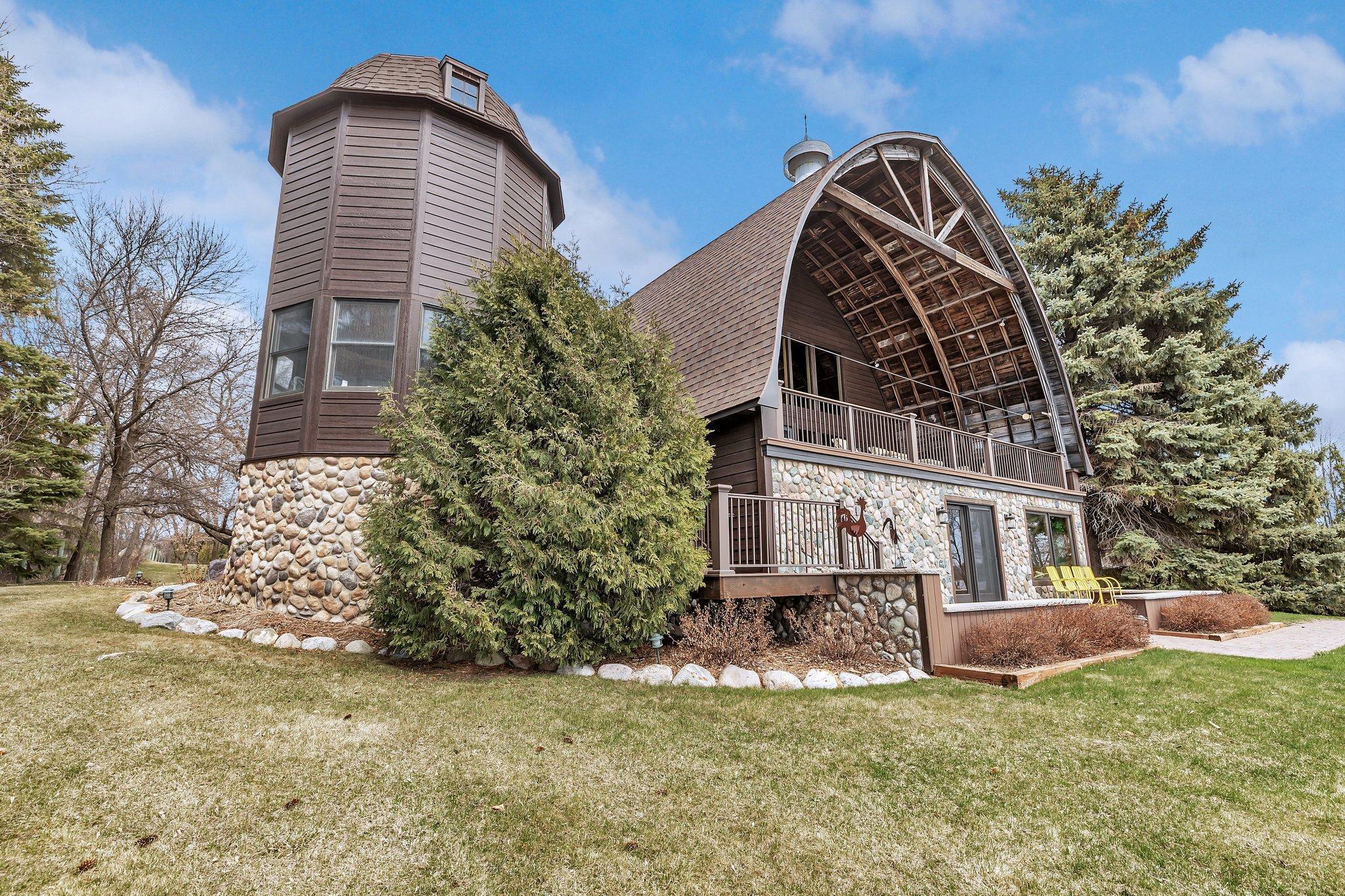 A custom-crafted barn for you to call home on the lake.