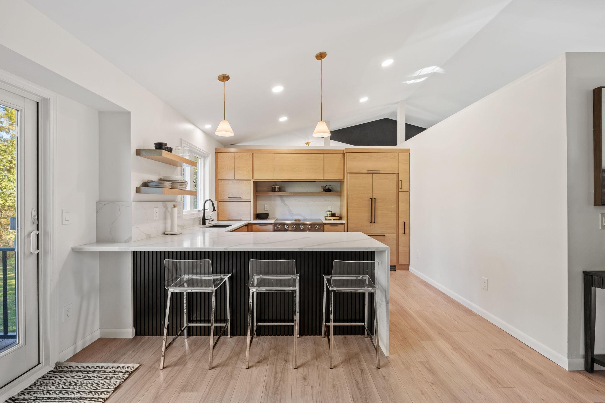 Enjoy breakfast or your morning coffee at the built-in breakfast bar with waterfall quartz.