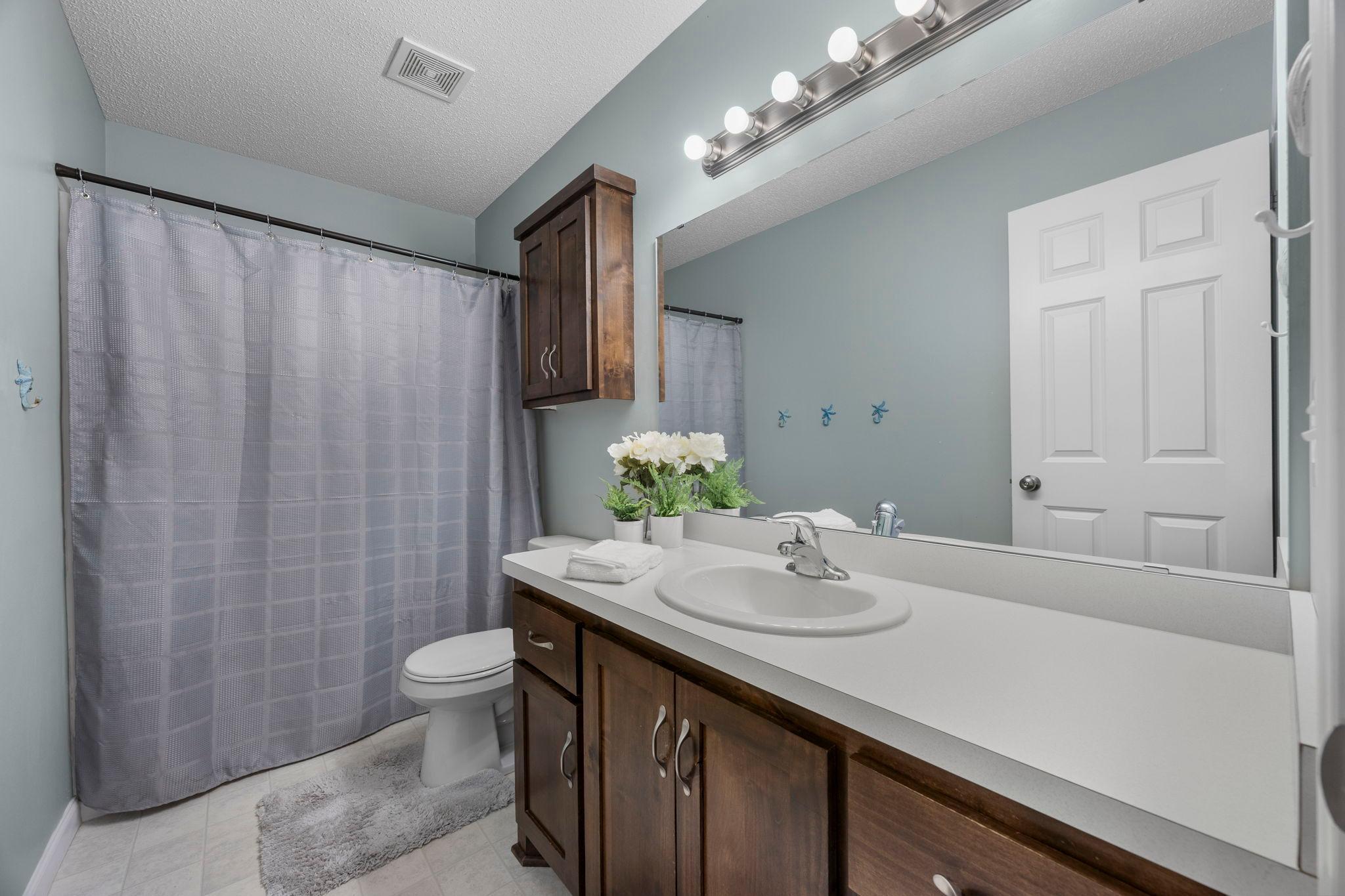 Upper level full bathroom