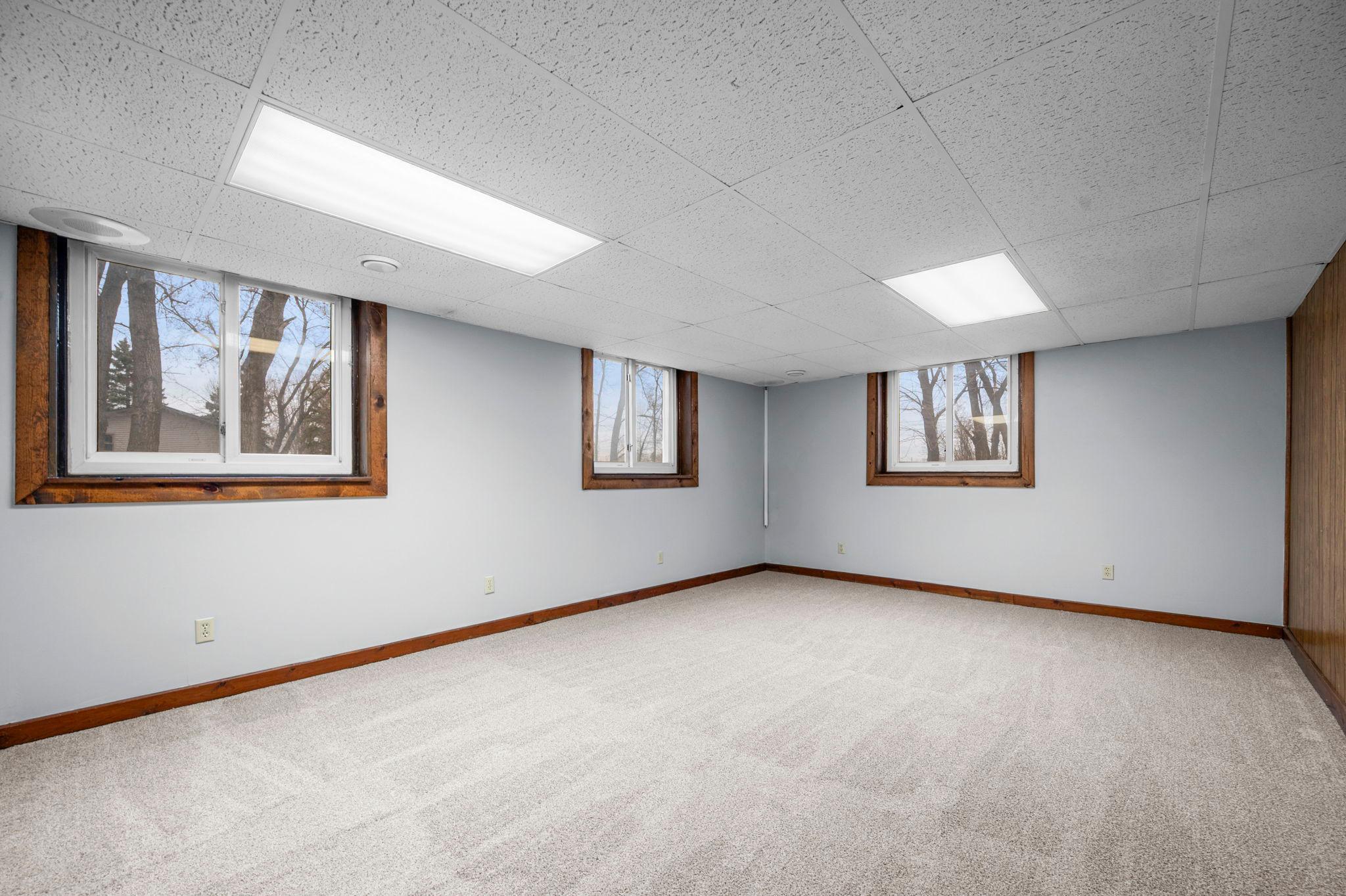 48-web-or-mls-9527 Parrish Ave NE-240 - Copy (2).jpg