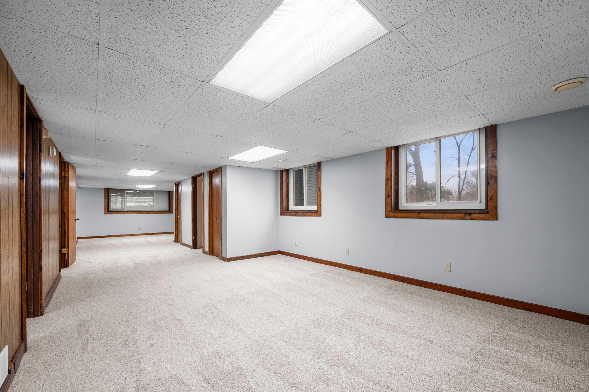 49-web-or-mls-9527 Parrish Ave NE-245 - Copy (2).jpg