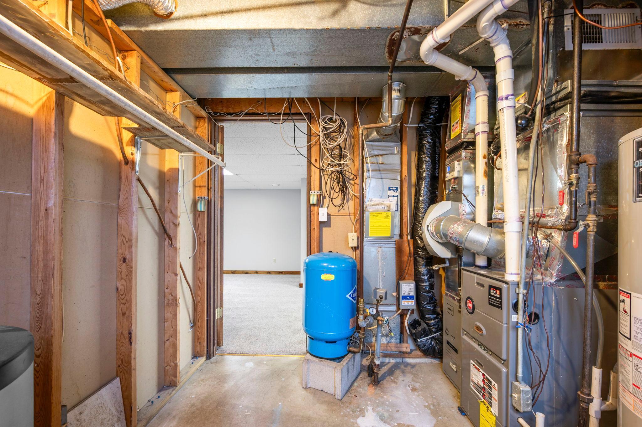 67-web-or-mls-9527 Parrish Ave NE-334 - Copy.jpg