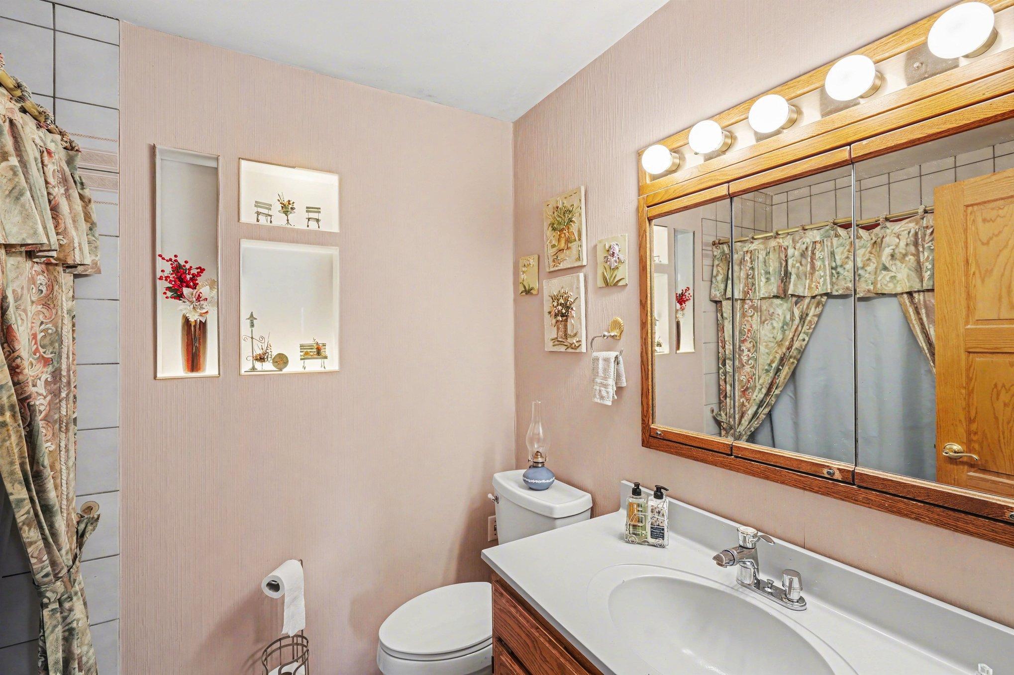 Full Bathroom has lovely backlit niches