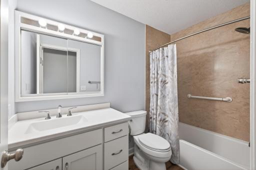 2810 Robinwood Way, Woodbury, MN 55125