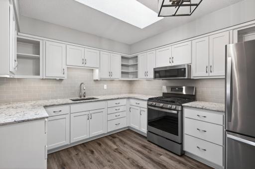 2810 Robinwood Way, Woodbury, MN 55125