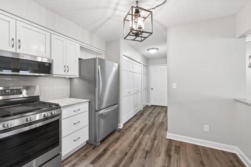 2810 Robinwood Way, Woodbury, MN 55125