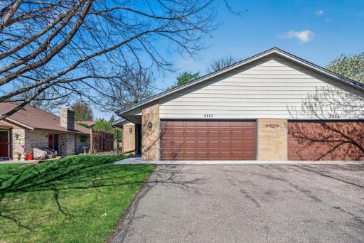 2810 Robinwood Way, Woodbury, MN 55125