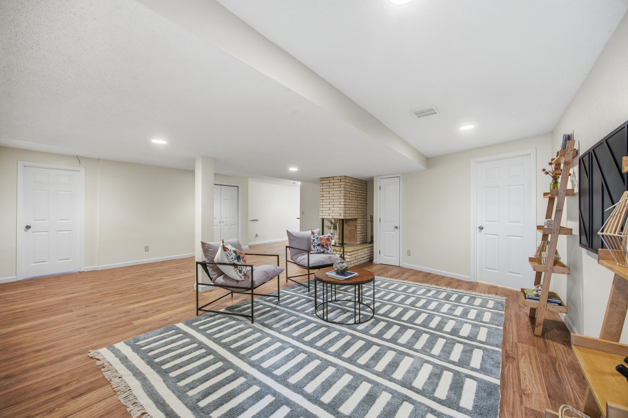 Living room w/fireplace