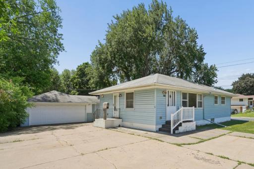 Driveway (with turnaround area) & Side Entrance