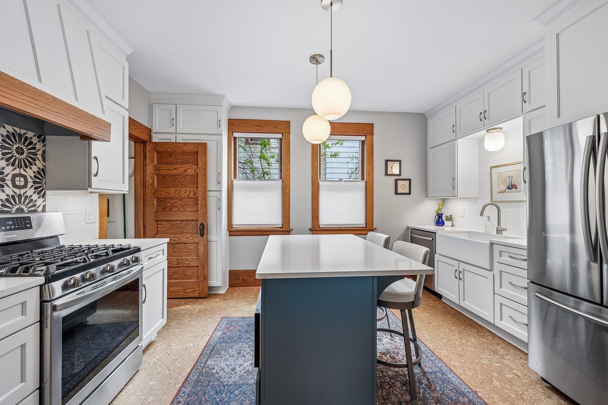 16-web-or-mls-Charles Ave-S0505-016.jpg