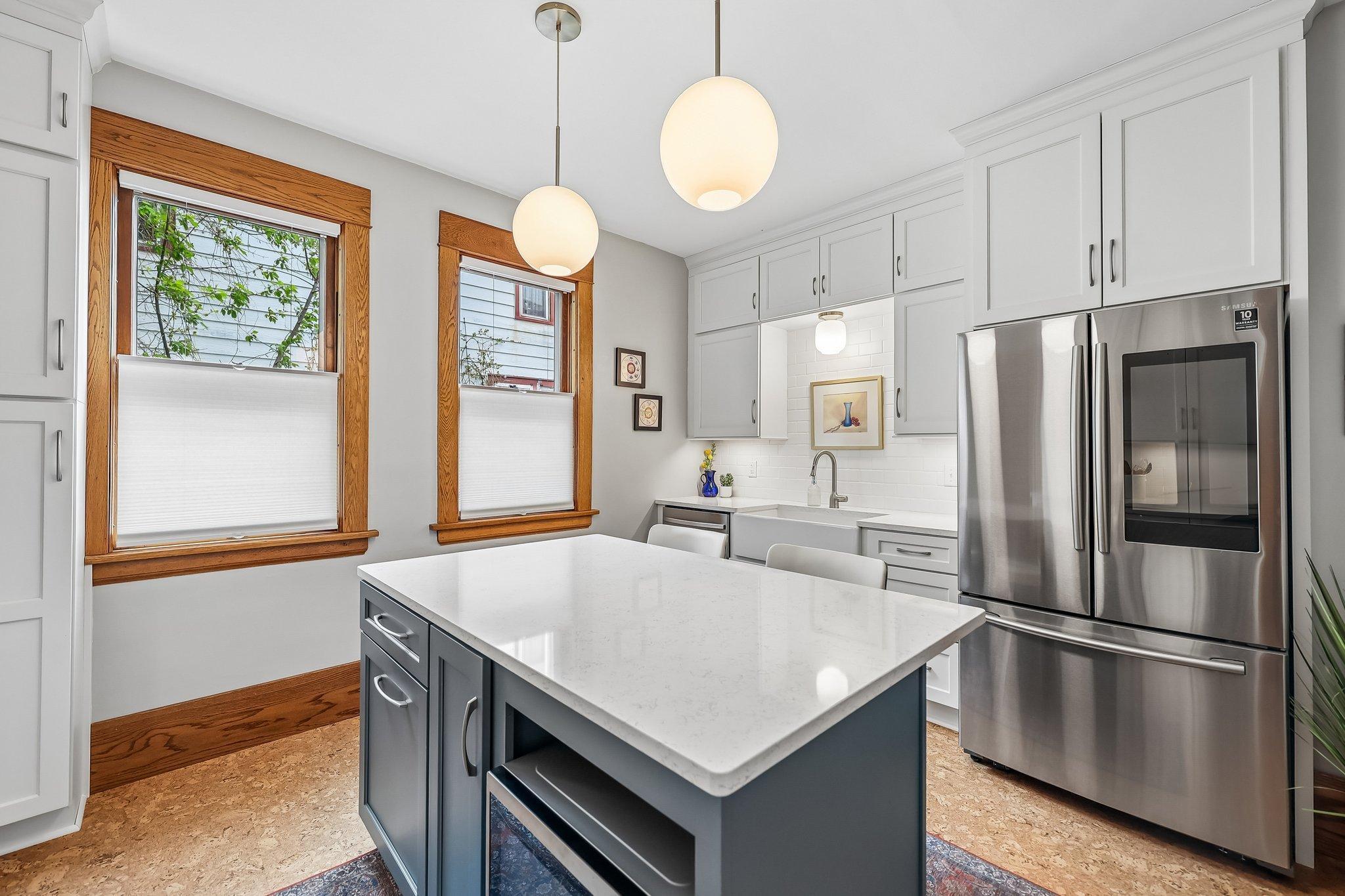 17-web-or-mls-Charles Ave-S0505-017.jpg