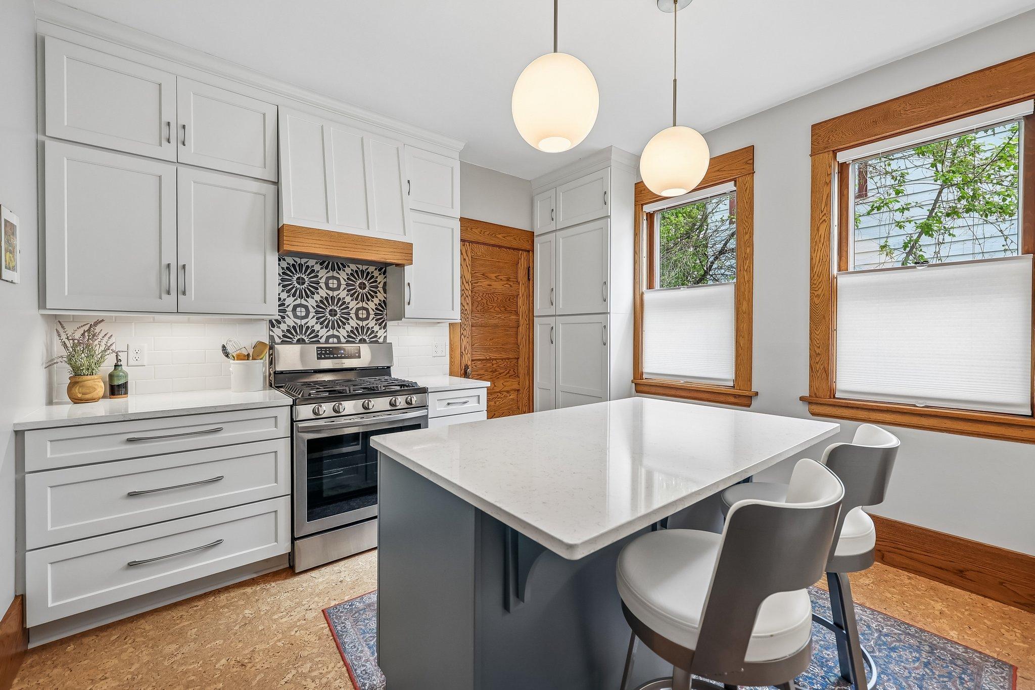 18-web-or-mls-Charles Ave-S0505-018.jpg