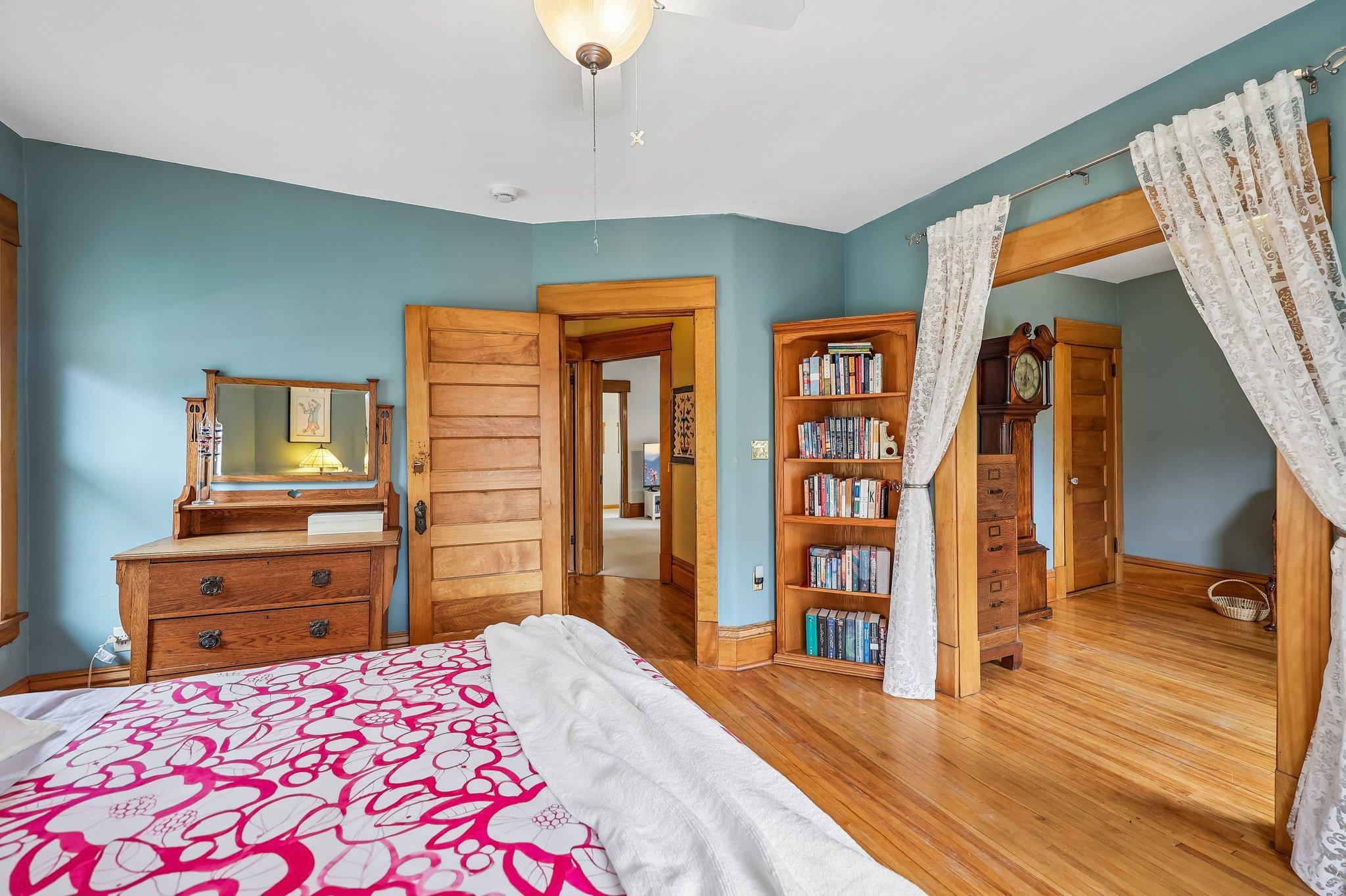 26-web-or-mls-Charles Ave-S0505-026.jpg