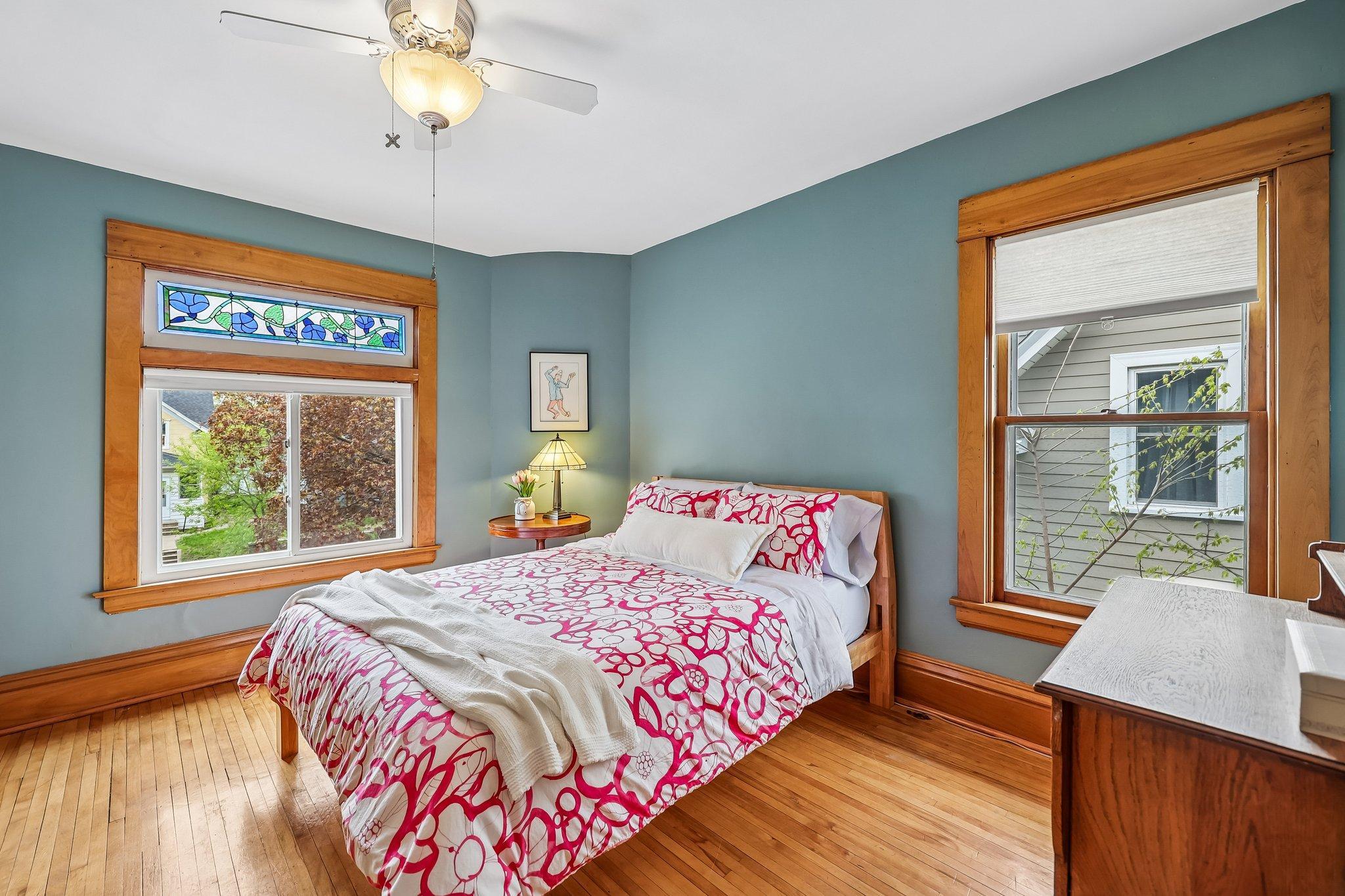 24-web-or-mls-Charles Ave-S0505-024.jpg
