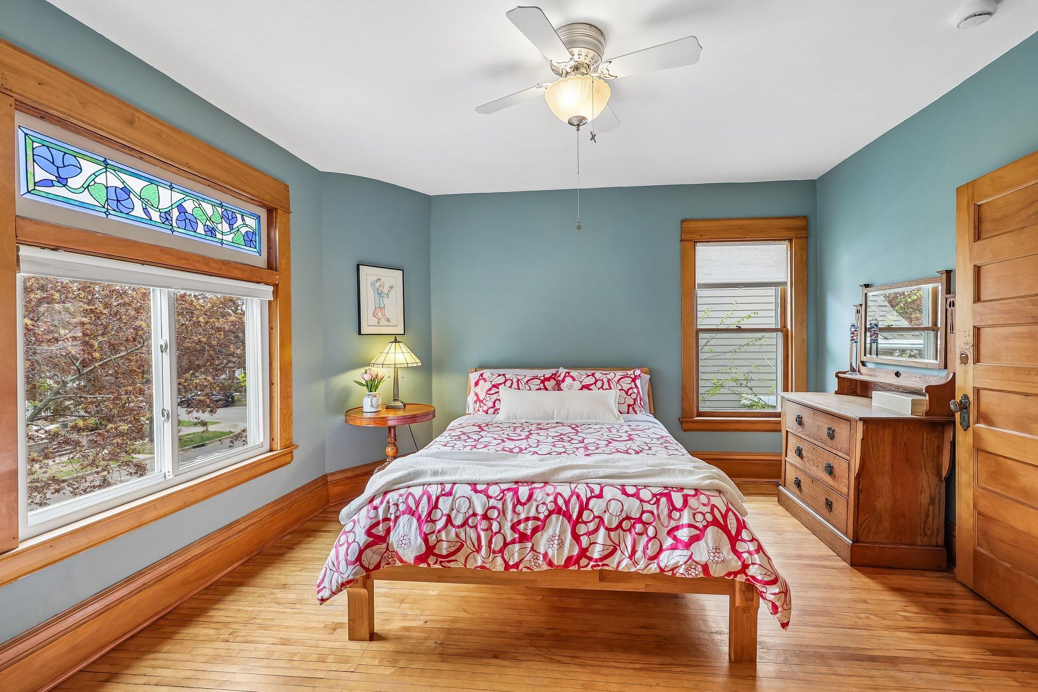 25-web-or-mls-Charles Ave-S0505-025.jpg