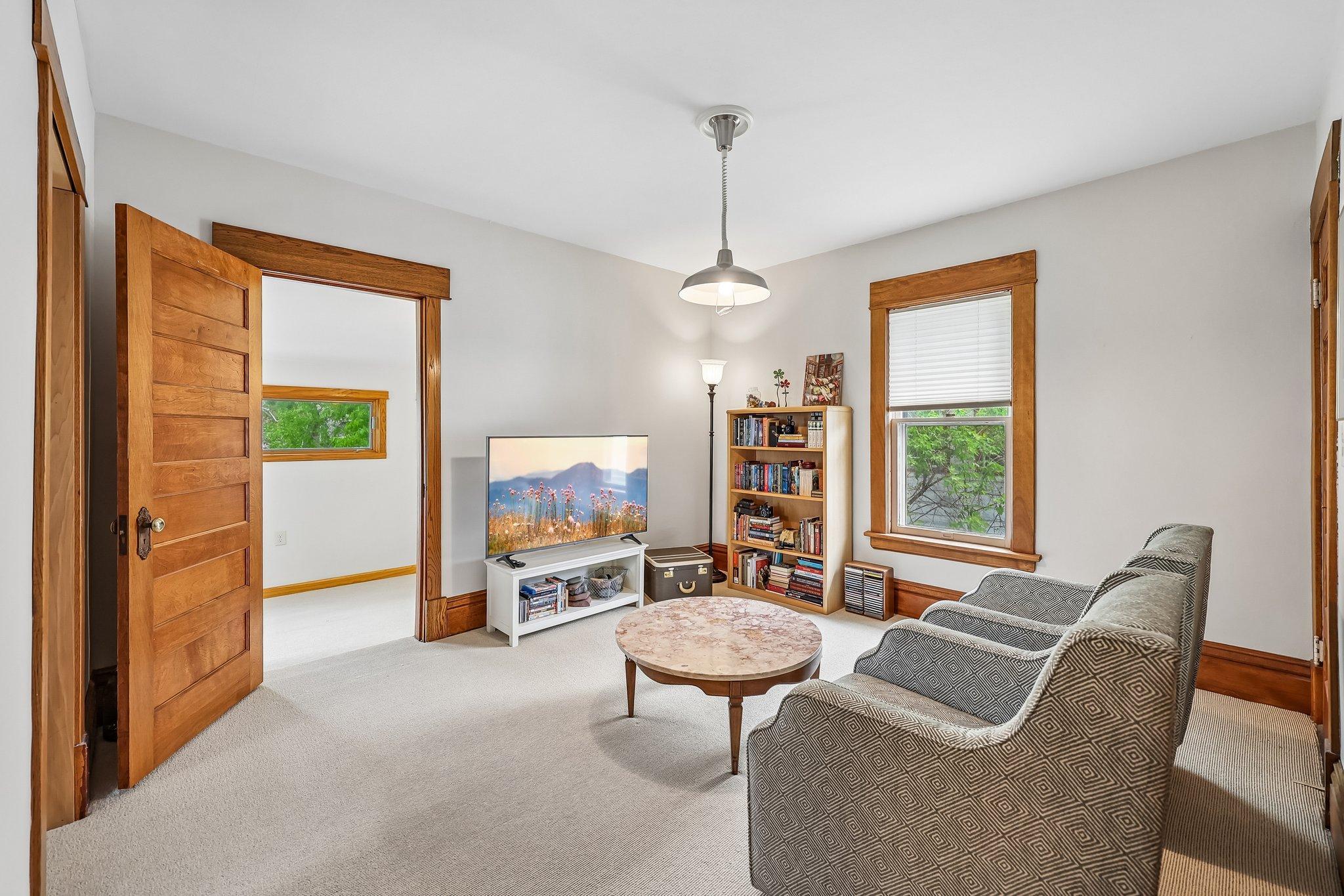 29-web-or-mls-Charles Ave-S0505-029.jpg