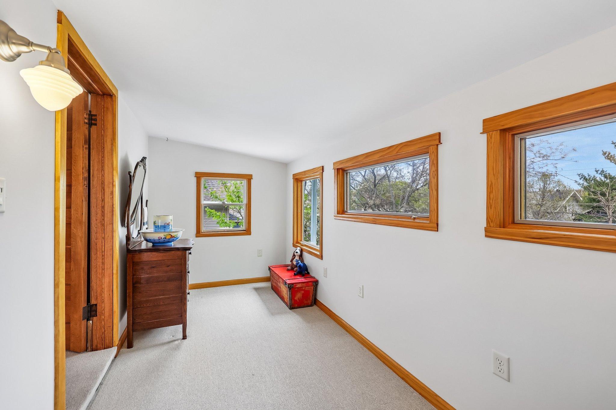 35-web-or-mls-Charles Ave-S0505-035.jpg