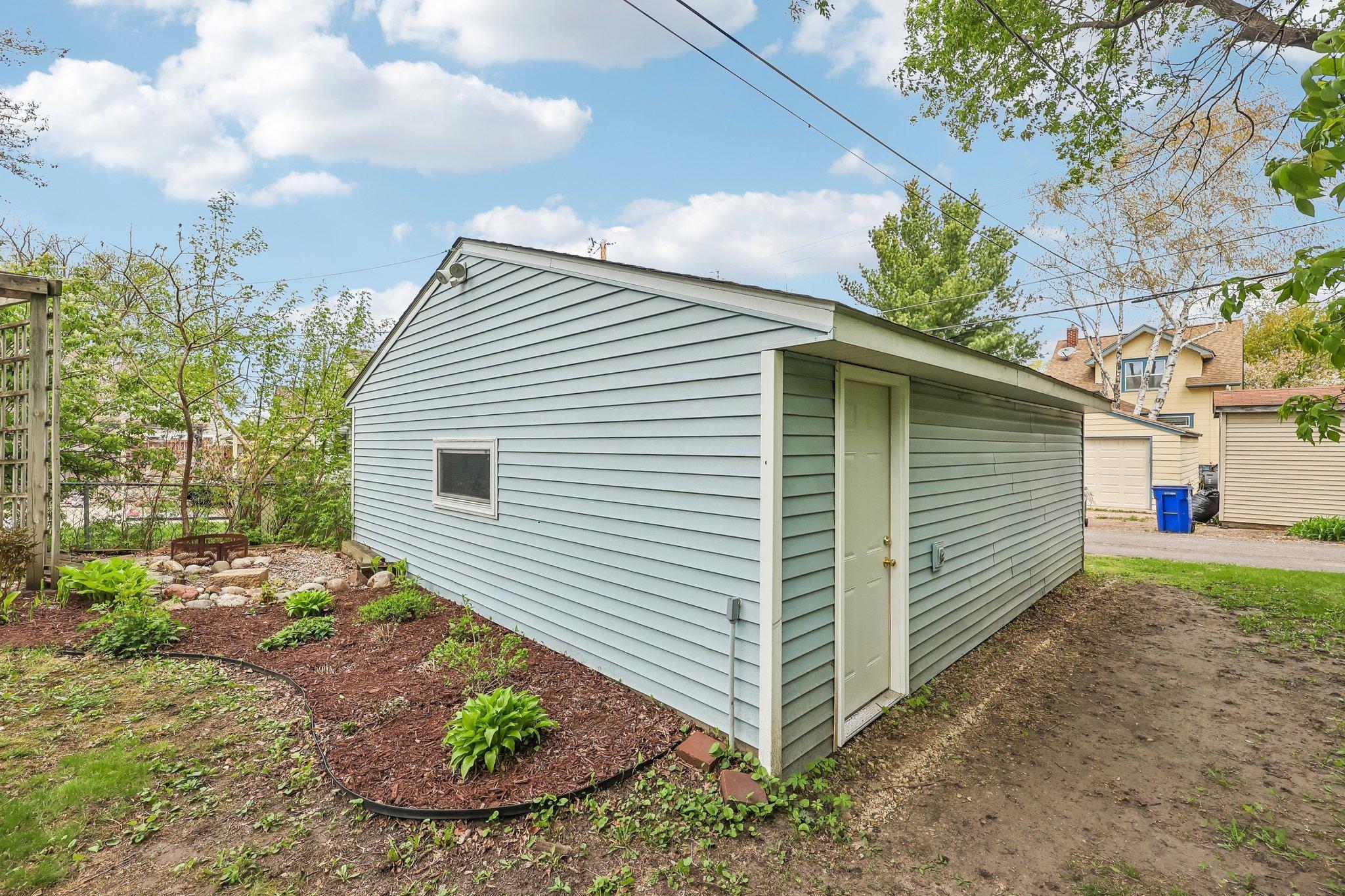 45-web-or-mls-Charles Ave-S0505-045.jpg
