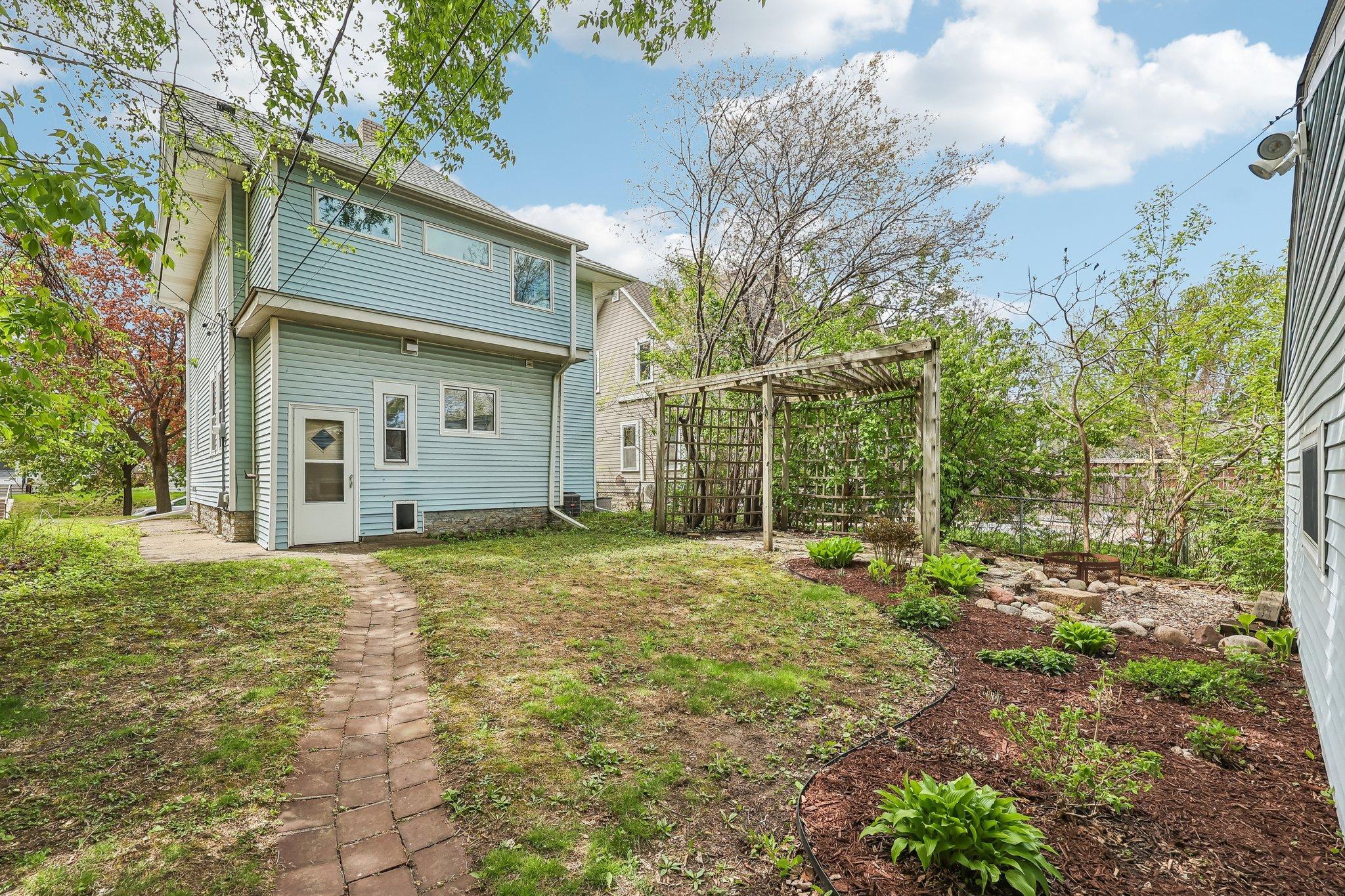 44-web-or-mls-Charles Ave-S0505-044.jpg
