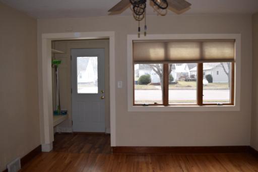 Nice entryway - nice bench for sitting down to put your shoes on. Large windows for letting in all the sunlight!