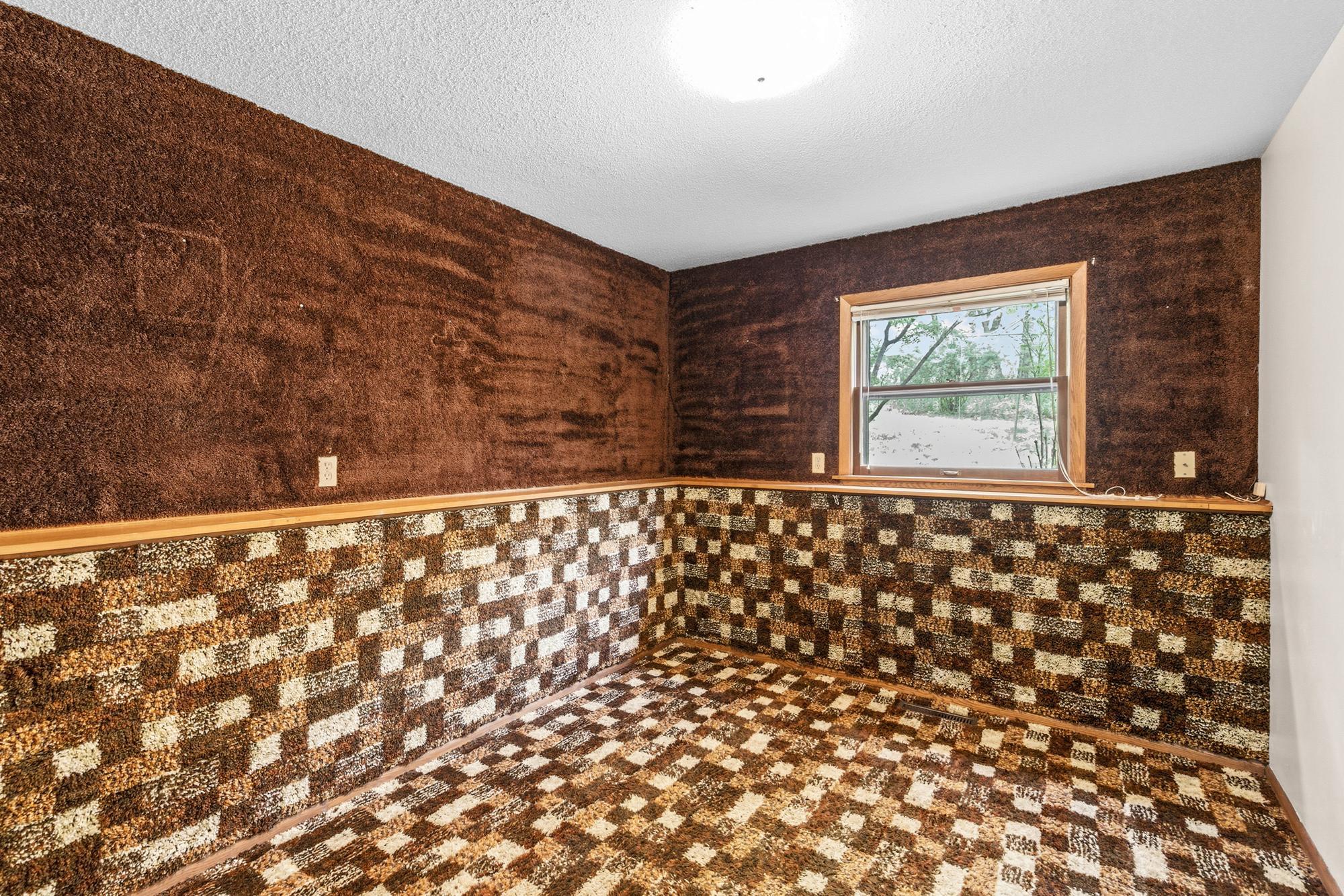 Shaggy and Scooby Doo want to live with you in this throw-back, wall-to-wall and floor-to-ceiling carpeted room. Groovy!!