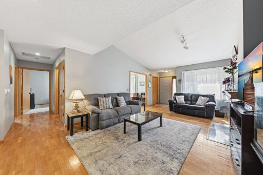 15215 Greenhaven Way, Burnsville, MN 55306