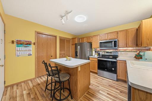 15215 Greenhaven Way, Burnsville, MN 55306