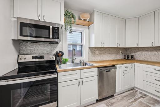 Kitchen renovated in 2021 with new floors, cabinets, counters & backsplash