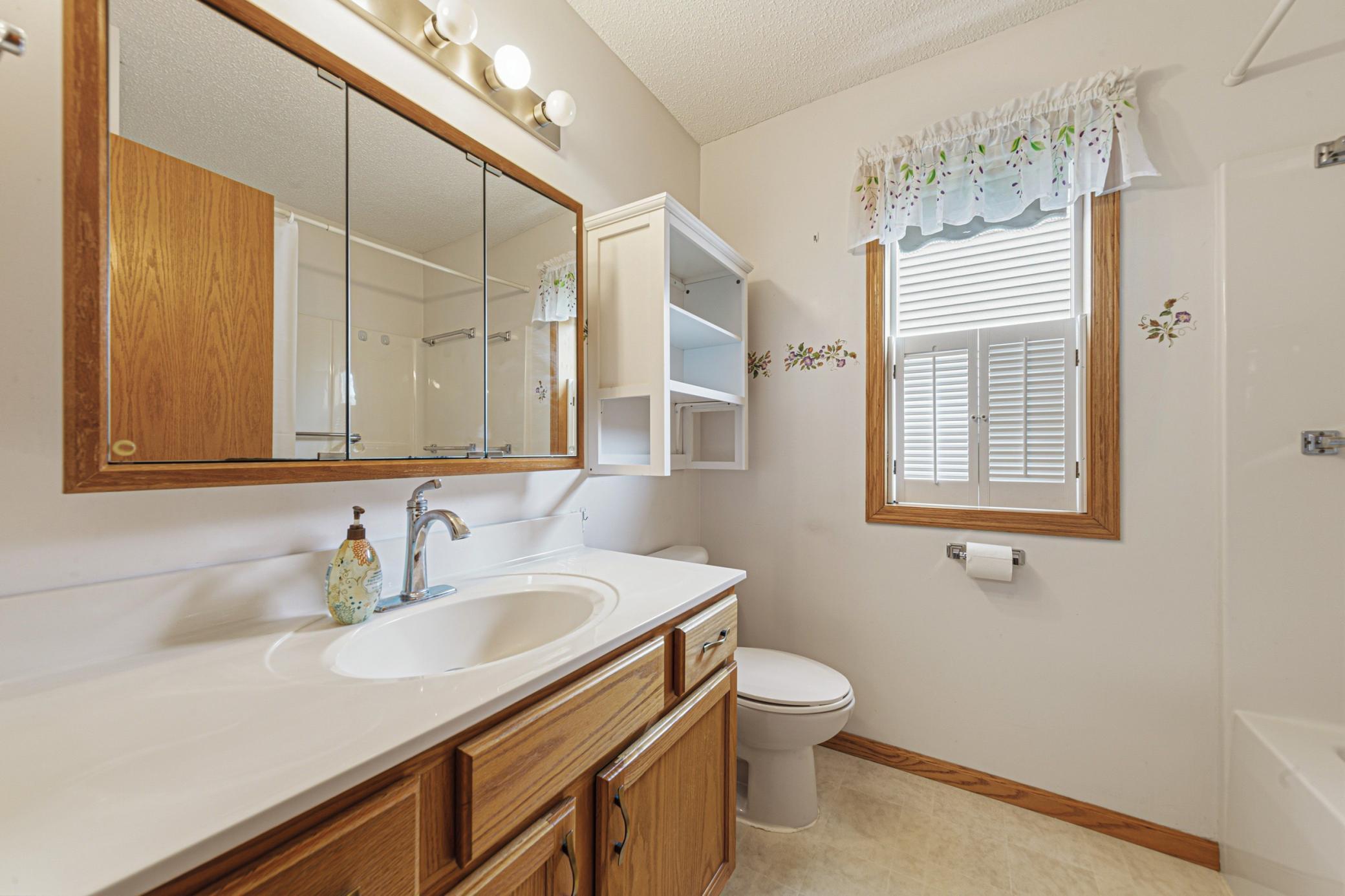 Full bath between the two bedrooms