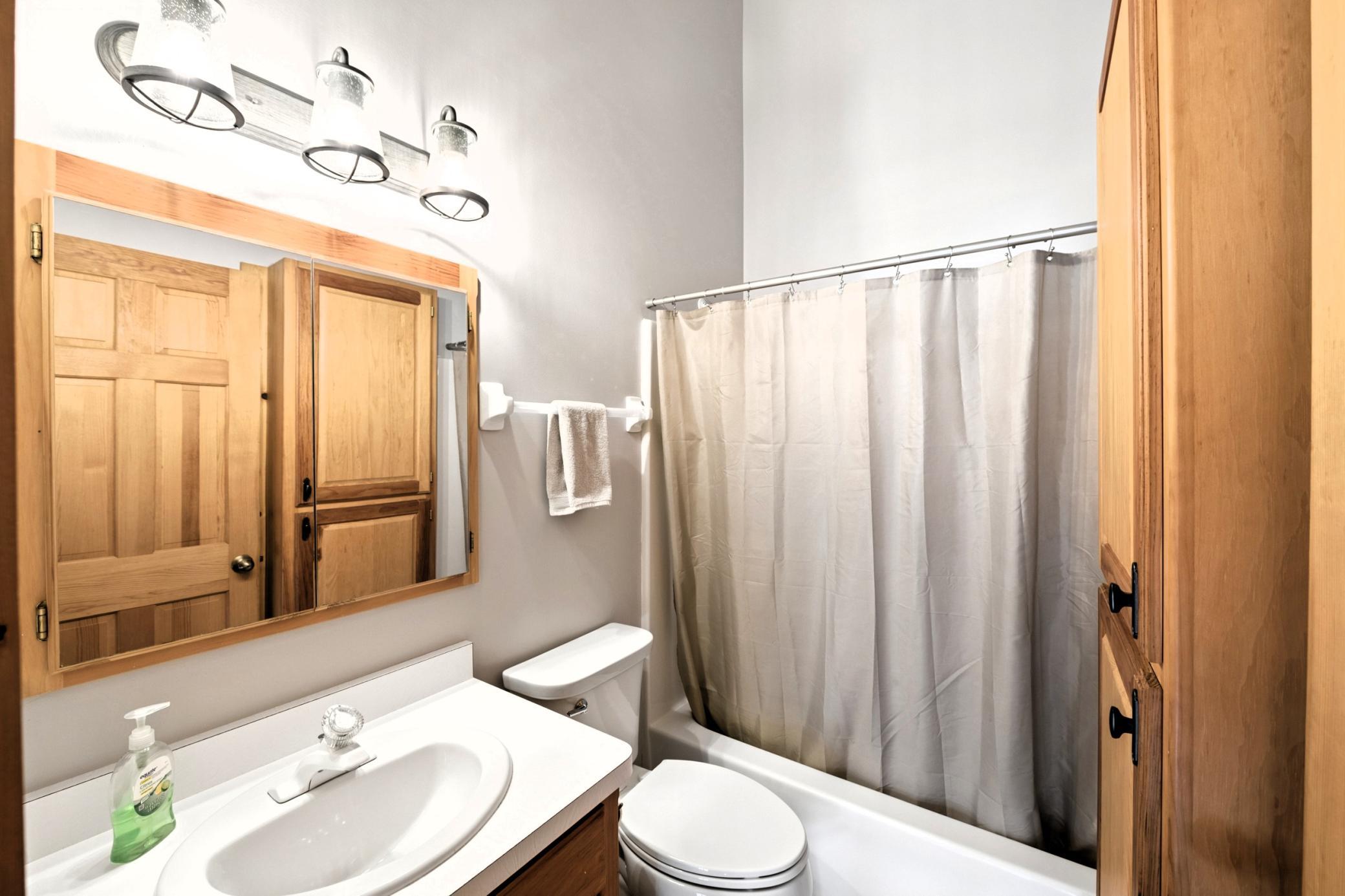 Upper level full bath.