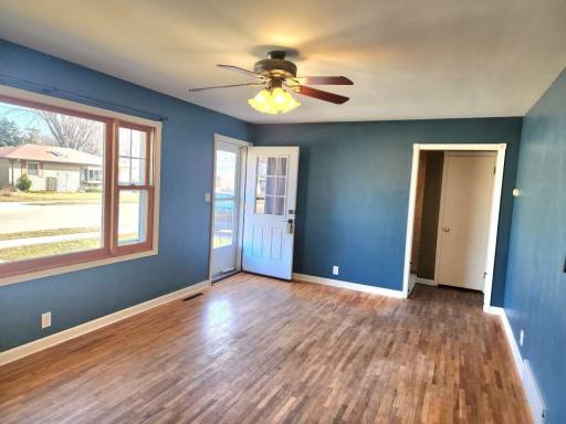 Large bright Living Room.jpg