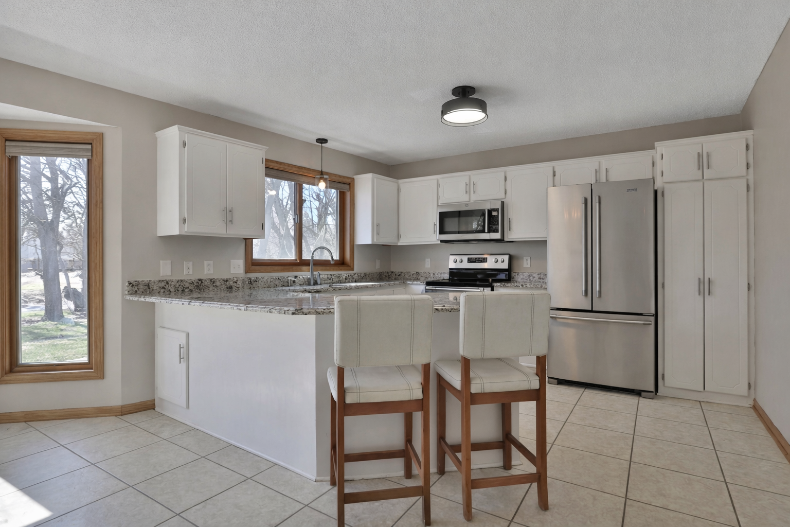 Stainless appliances and granite countertops!