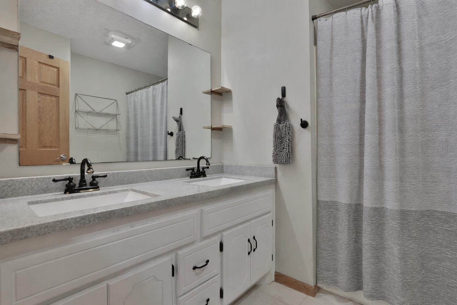 Upper level full bath with dual sinks