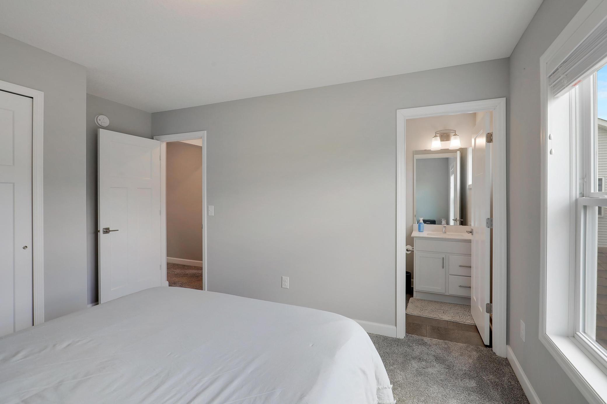 Junior en suite full bathroom