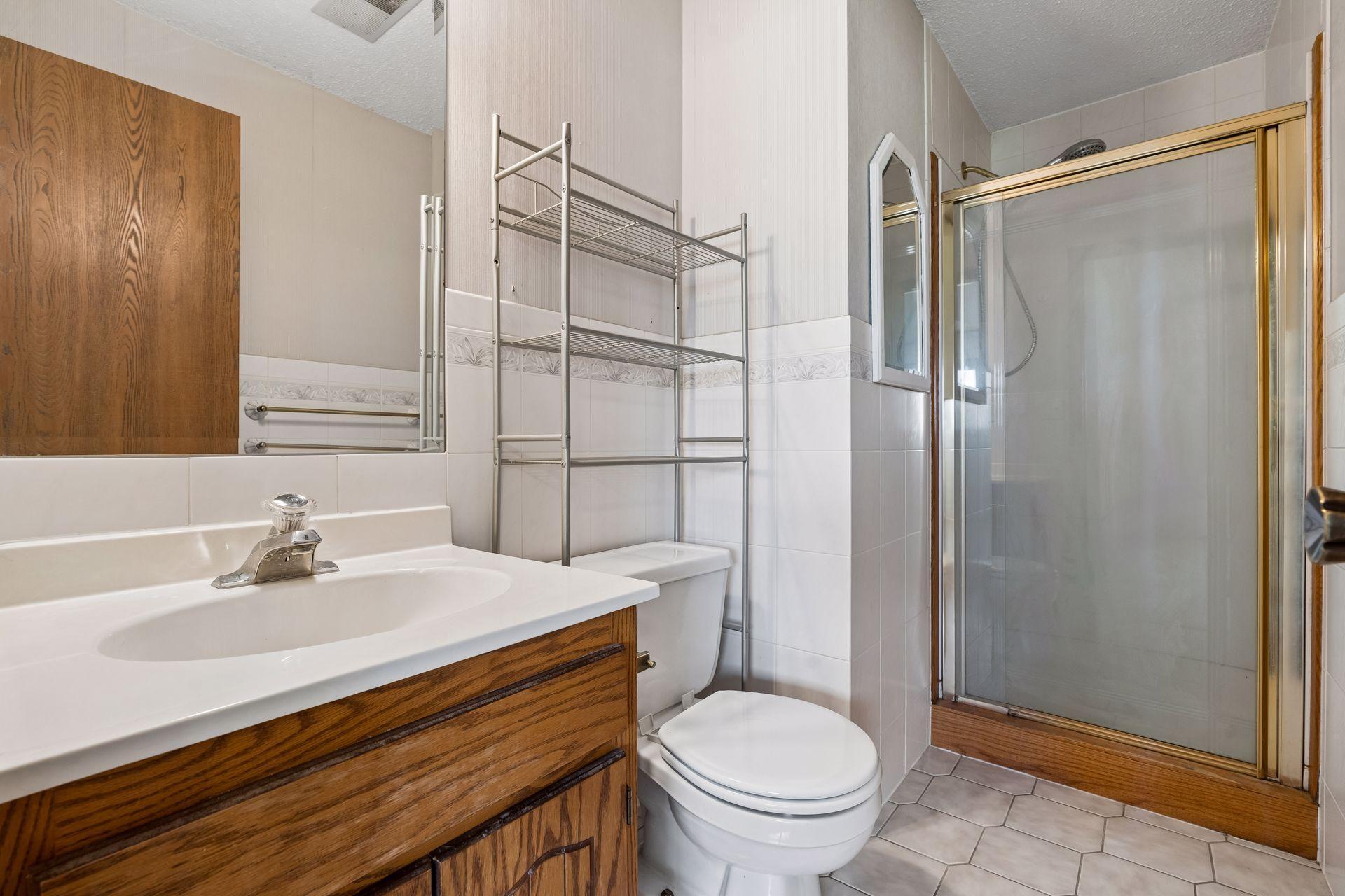 Lower level 2nd Bath.