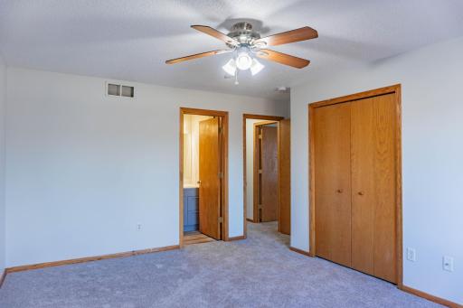 1122 Crystal Place W, Chaska, MN 55318