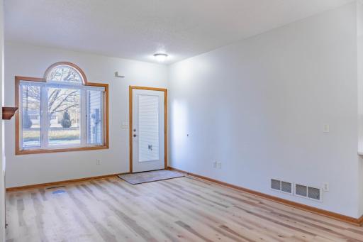 1122 Crystal Place W, Chaska, MN 55318