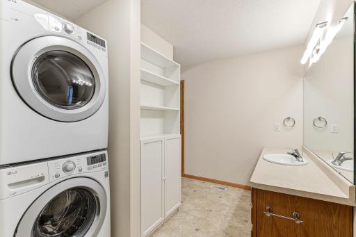 2068 Shryer Court E, North Saint Paul, MN 55109