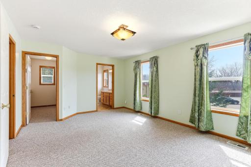 2068 Shryer Court E, North Saint Paul, MN 55109